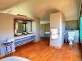 Deluxe-tented-ensuite-bathroom